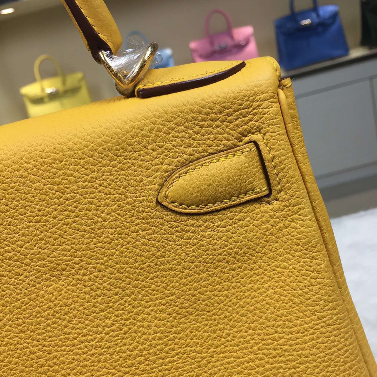 Kelly to go leather crossbody bag Hermès Yellow in Leather - 25308261